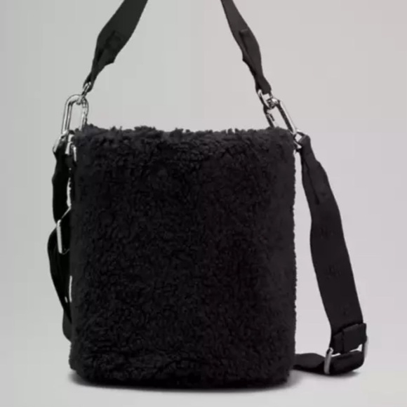 Lululemon Crossbody Black Bucket Bag Fleece 2.5L - Picture 4 of 14